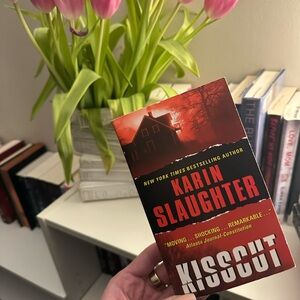 Kisscut by Karin Slaughter - Red and Black Cover